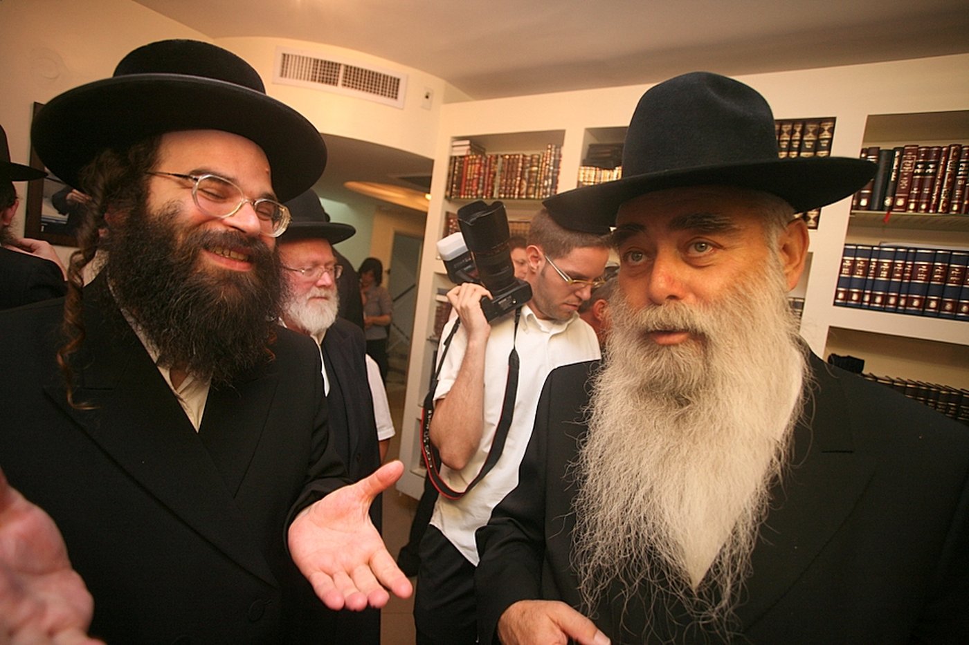 ירושלים: הוכנס ספר-תורה לעילוי נשמת מרת דינה הגר