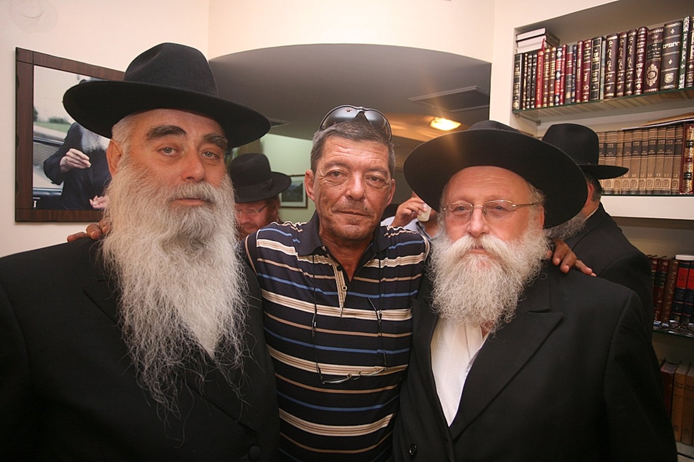 ירושלים: הוכנס ספר-תורה לעילוי נשמת מרת דינה הגר