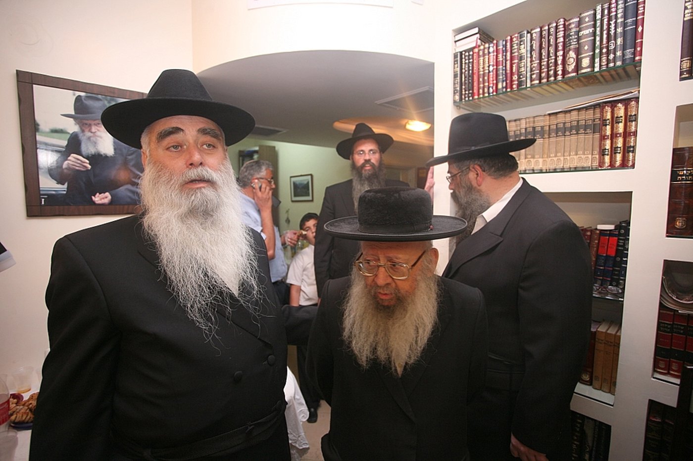 ירושלים: הוכנס ספר-תורה לעילוי נשמת מרת דינה הגר