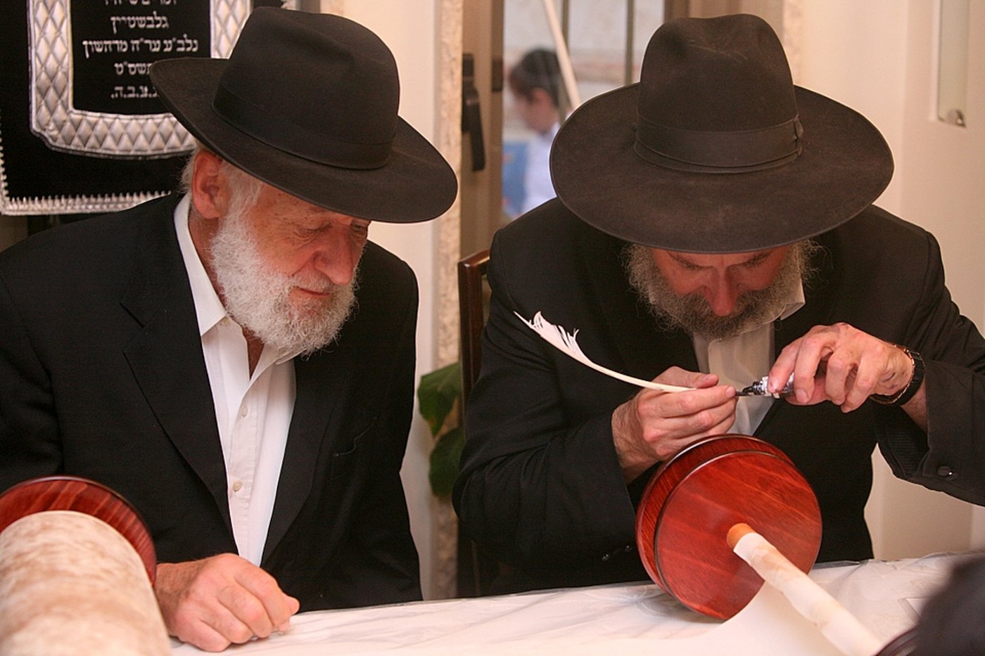 ירושלים: הוכנס ספר-תורה לעילוי נשמת מרת דינה הגר