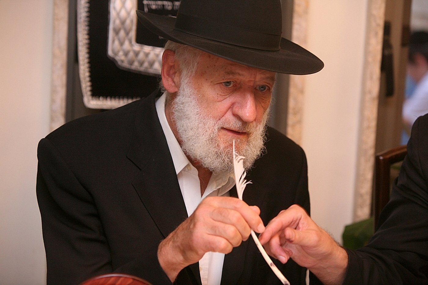 ירושלים: הוכנס ספר-תורה לעילוי נשמת מרת דינה הגר