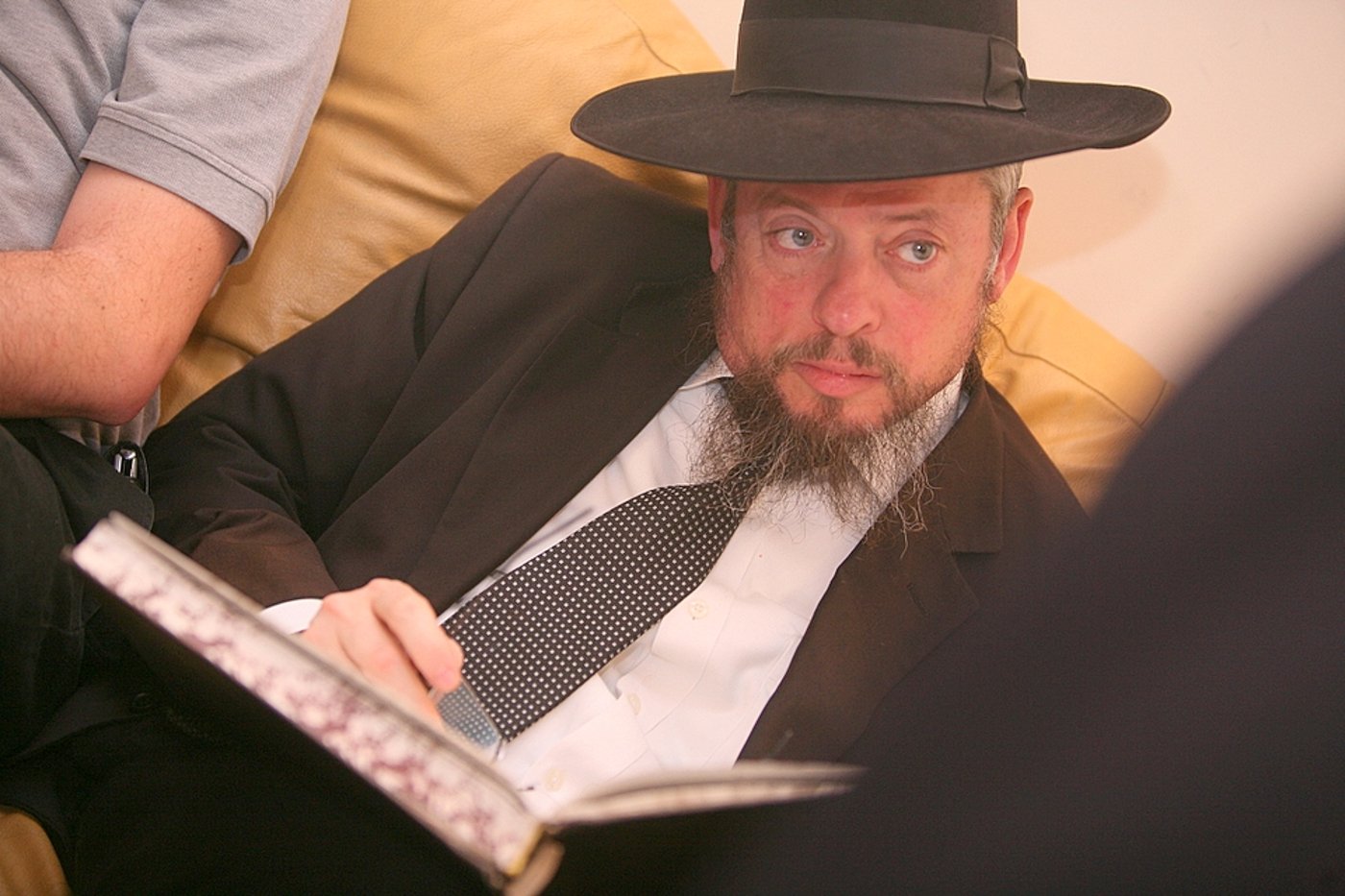 ירושלים: הוכנס ספר-תורה לעילוי נשמת מרת דינה הגר