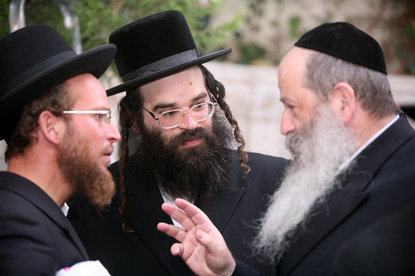 ירושלים: הוכנס ספר-תורה לעילוי נשמת מרת דינה הגר
