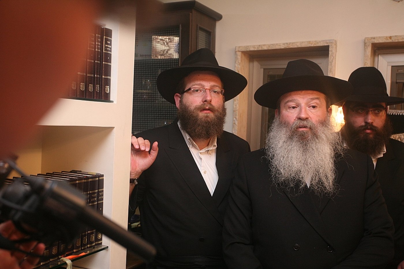ירושלים: הוכנס ספר-תורה לעילוי נשמת מרת דינה הגר