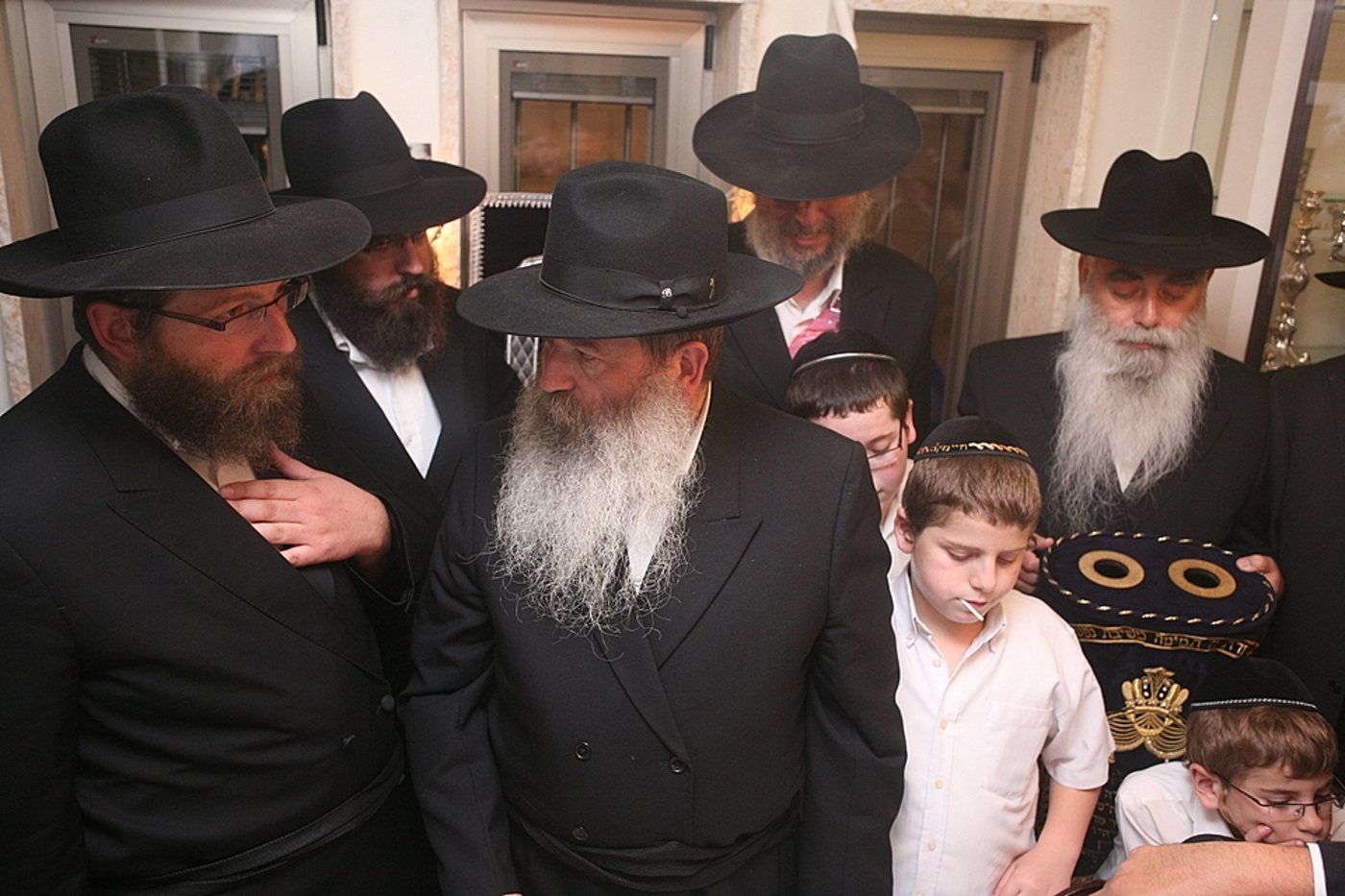 ירושלים: הוכנס ספר-תורה לעילוי נשמת מרת דינה הגר