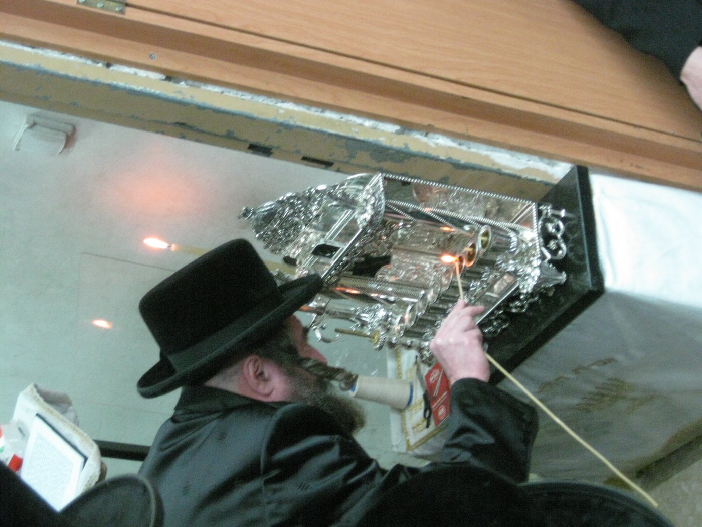 צפו: האדמו"ר מרחסמטריווקא מדליק