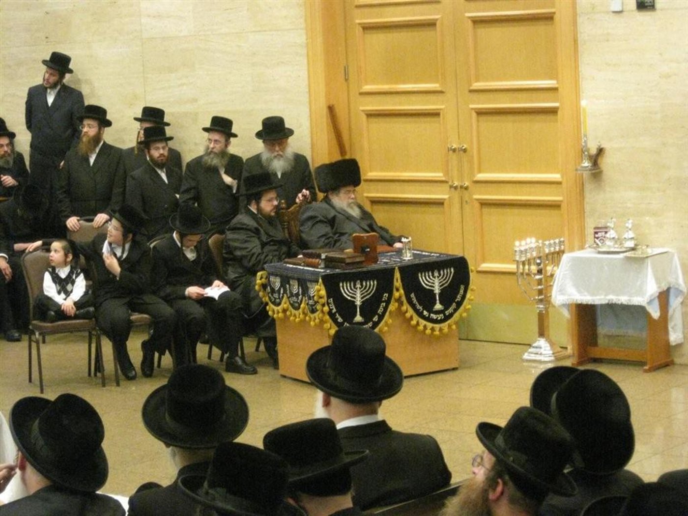 נר חמישי: הדלקת נר חנוכה בחצר בעלזא ●  וידאו מיוחד