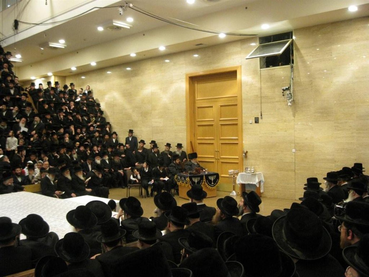 נר חמישי: הדלקת נר חנוכה בחצר בעלזא ●  וידאו מיוחד