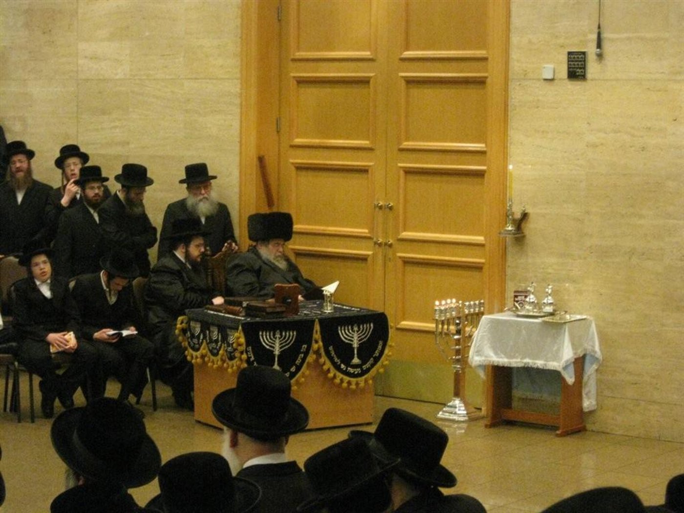 נר חמישי: הדלקת נר חנוכה בחצר בעלזא ●  וידאו מיוחד