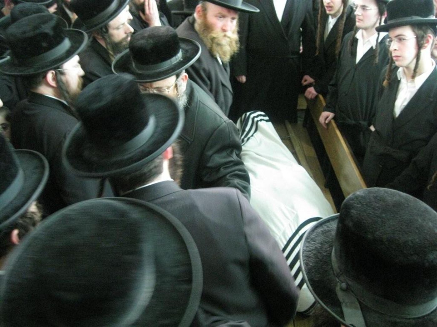 אלפים בהלווית מרן כ"ק האדמו"ר מזוויעהל זצ"ל