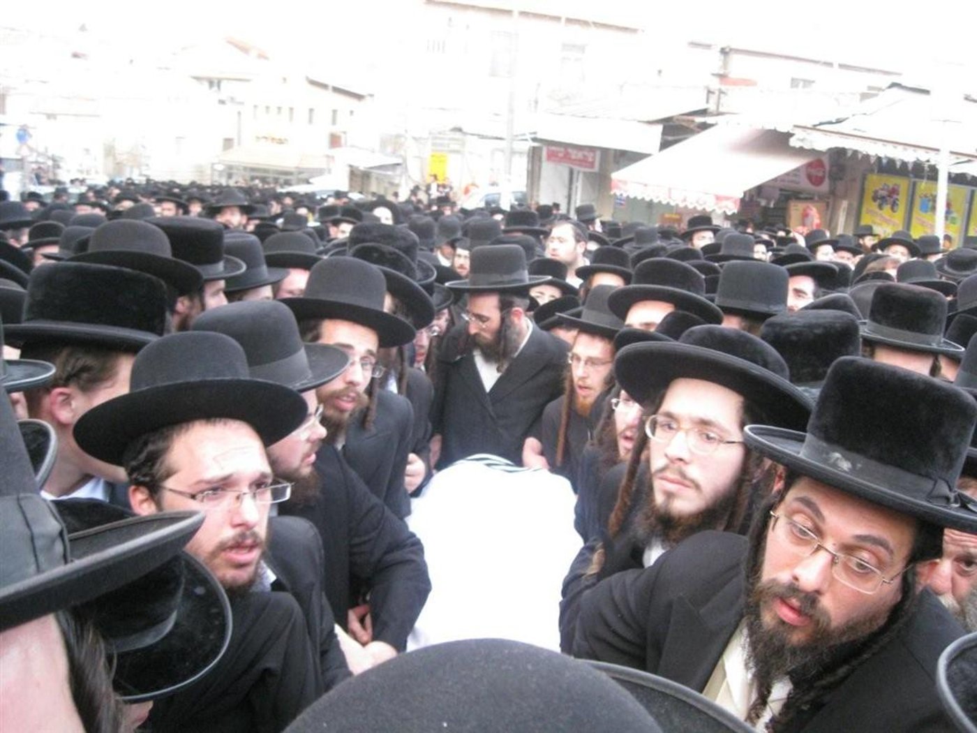 אלפים בהלווית מרן כ"ק האדמו"ר מזוויעהל זצ"ל