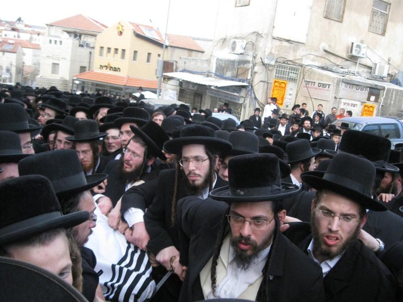 אלפים בהלווית מרן כ"ק האדמו"ר מזוויעהל זצ"ל