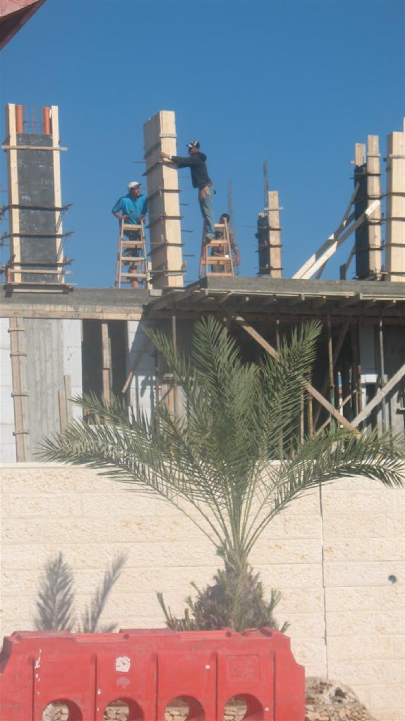 מאות נערים חוללו מהומה; הכוחות נסוגו בבושת פנים