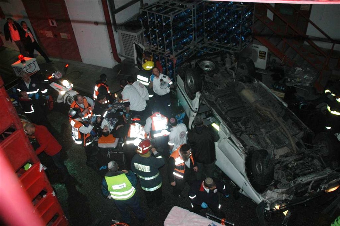 צפו: הרכב עף באויר ונחת בחצר מפעל קוקה קולה