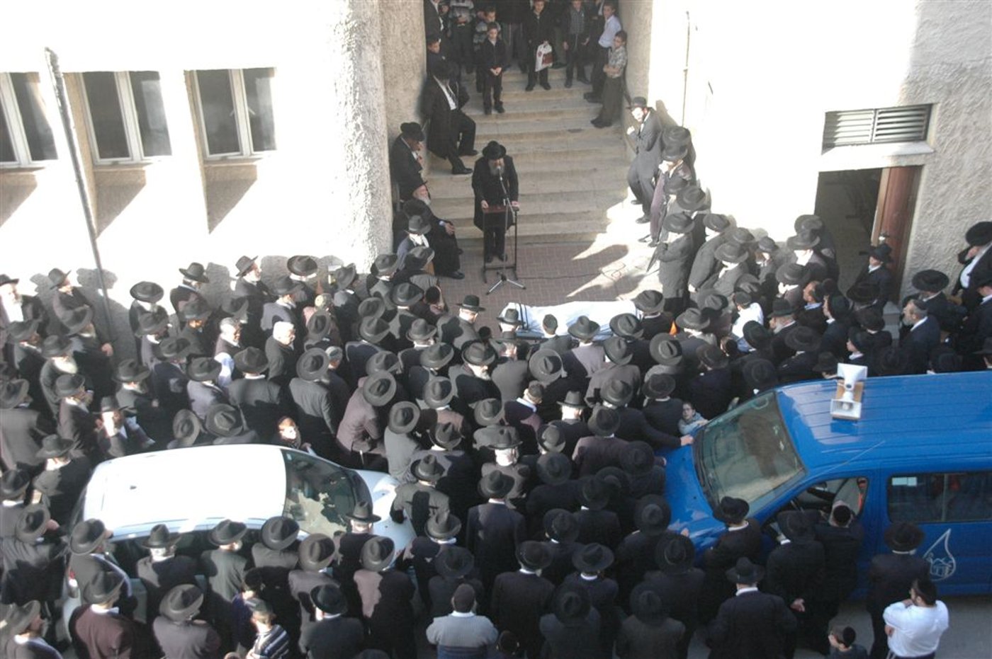 בדרכו האחרונה: מאות בהלווית הרב ינובסקי