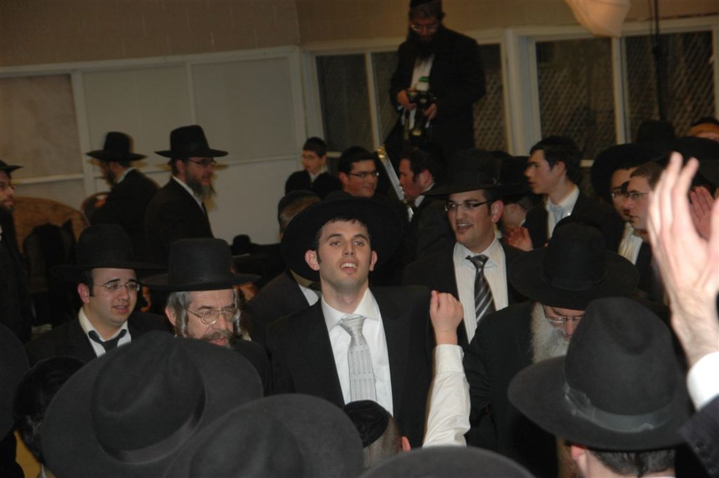 רגעים לפני מות אביו: צפו בחתן רוקד, אתמול בב"ב