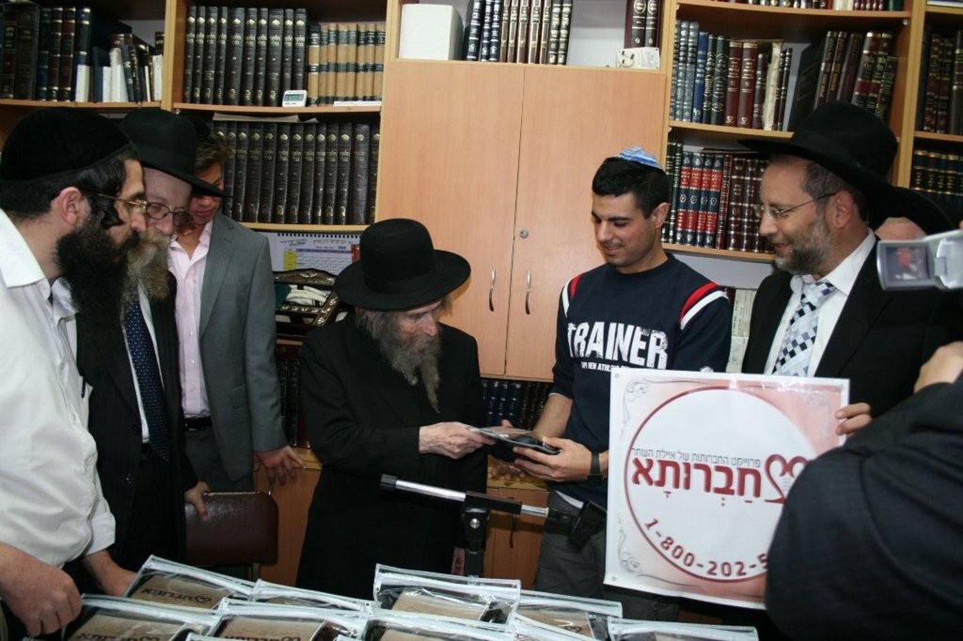 צפו בוידאו: הגראי"ל מחלק תפילין לנערים שהתקרבו