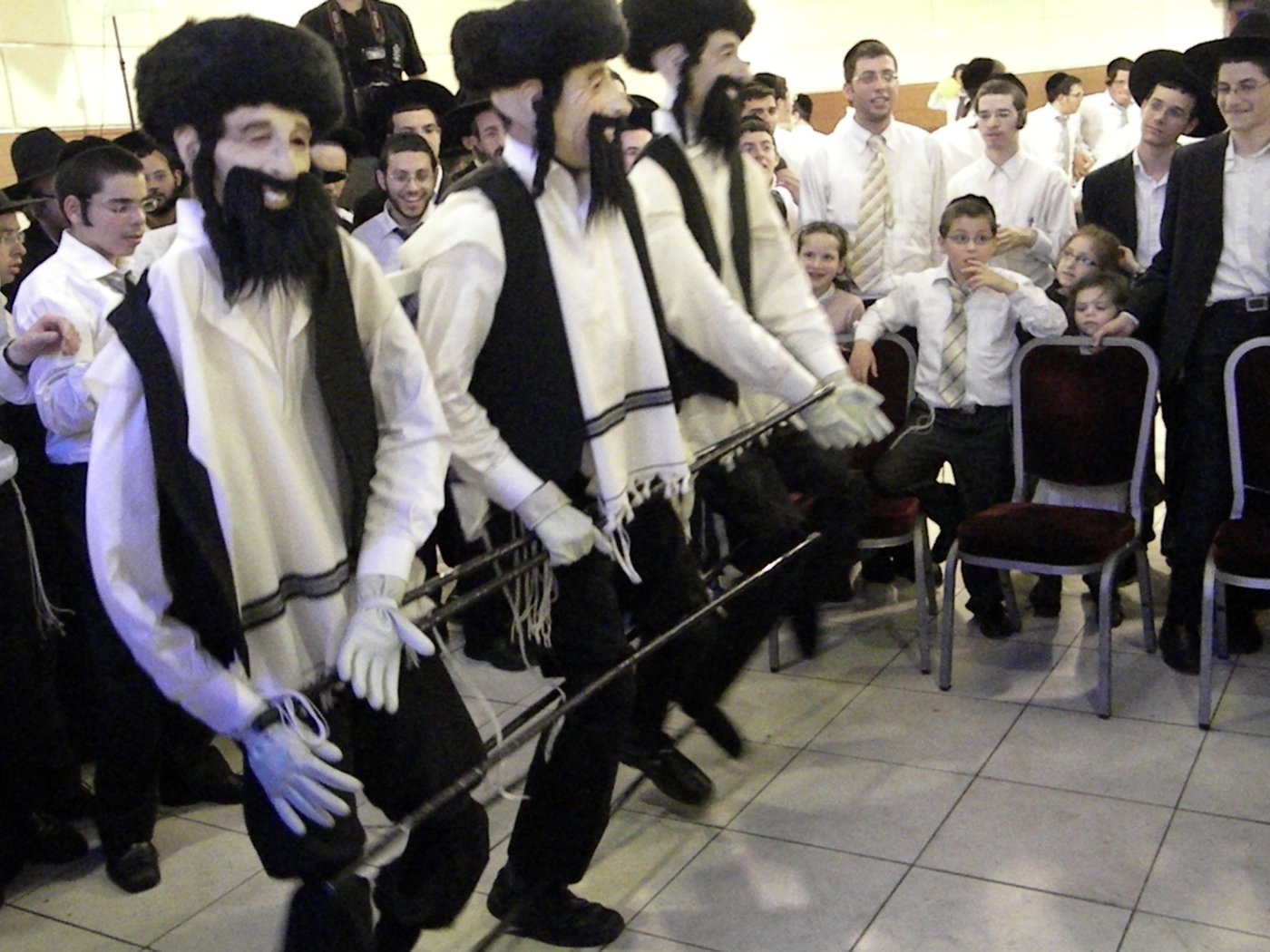 ענבי הגפן: צפו בגר"ח קנייבסקי מרקד בחתונת נכדו