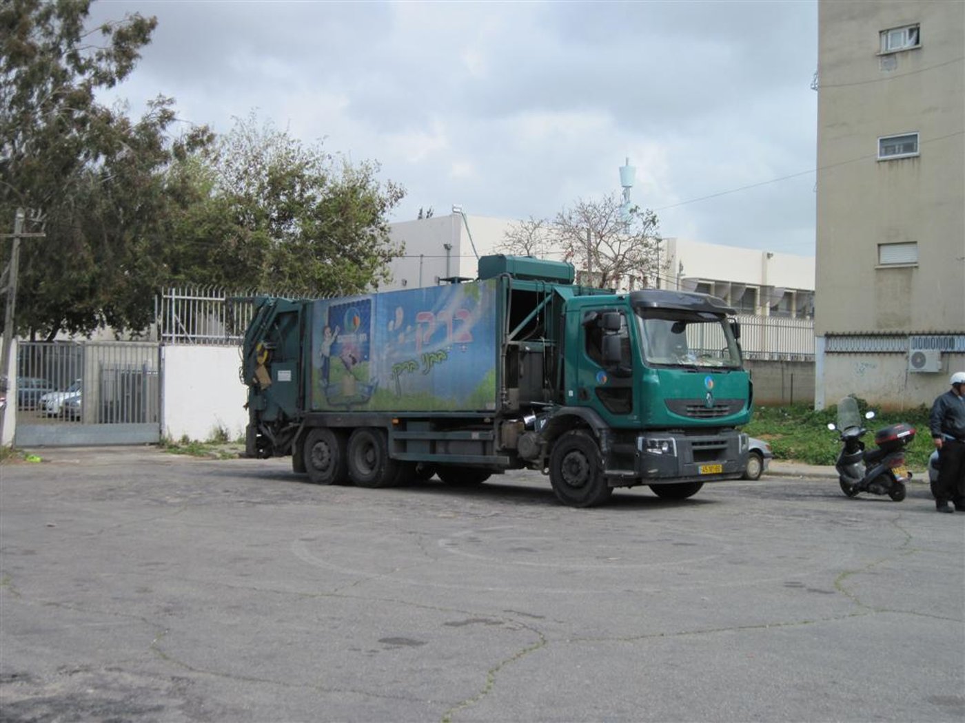 המשאית נסעה ברוורס אל השער ודרסה את הפועל