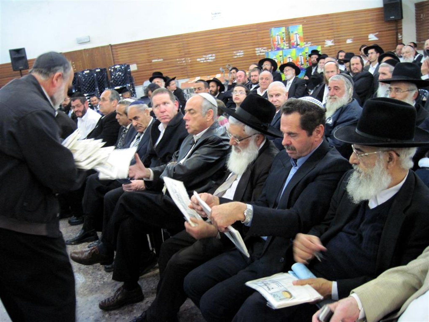 המשתתפים מקבלים את השי