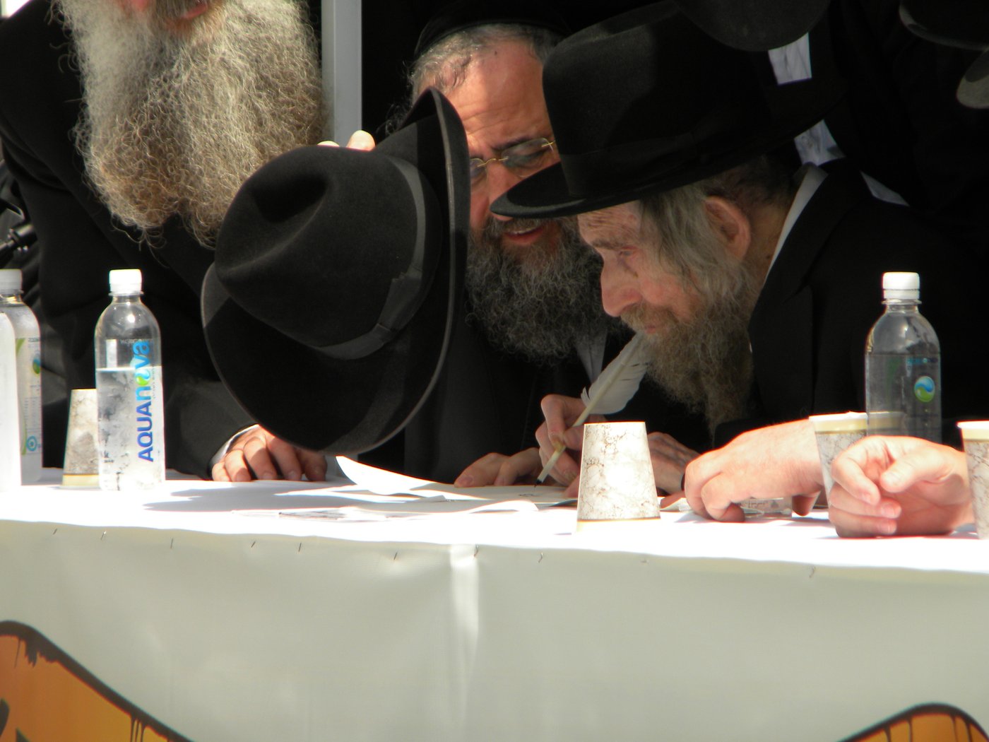 צפו בתמונות: הגראי"ל שטיינמן קובע מזוזה בברכפלד