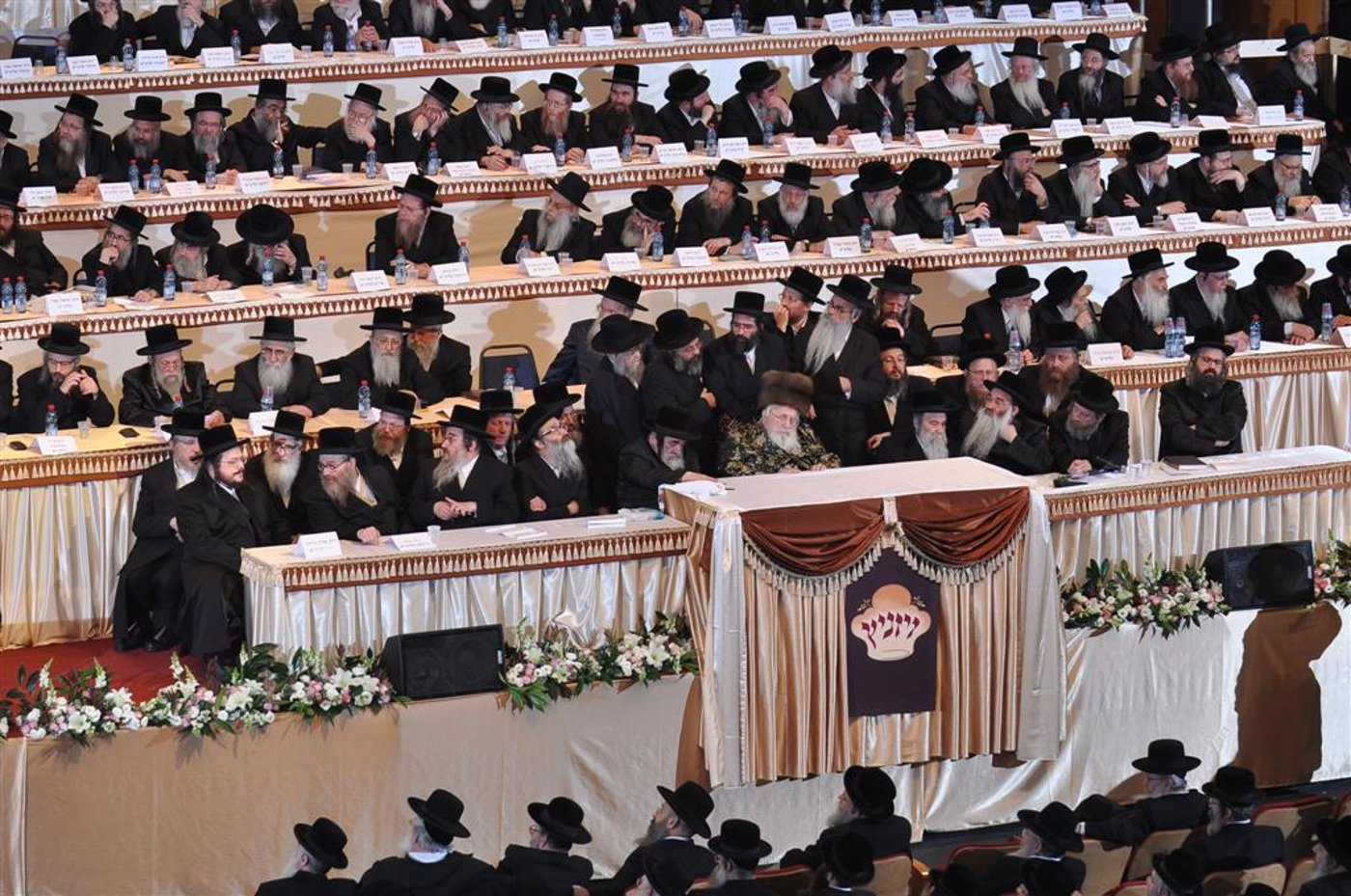 מצדיעים: 70 שנות חינוך של האדמו"ר מויז´ניץ