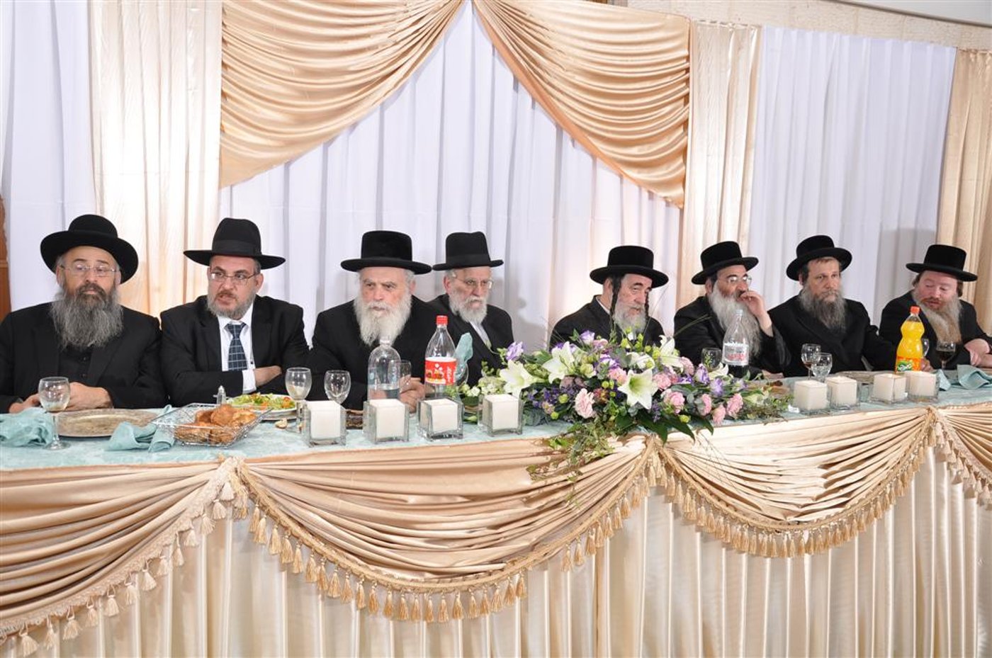 מצדיעים: 70 שנות חינוך של האדמו"ר מויז´ניץ