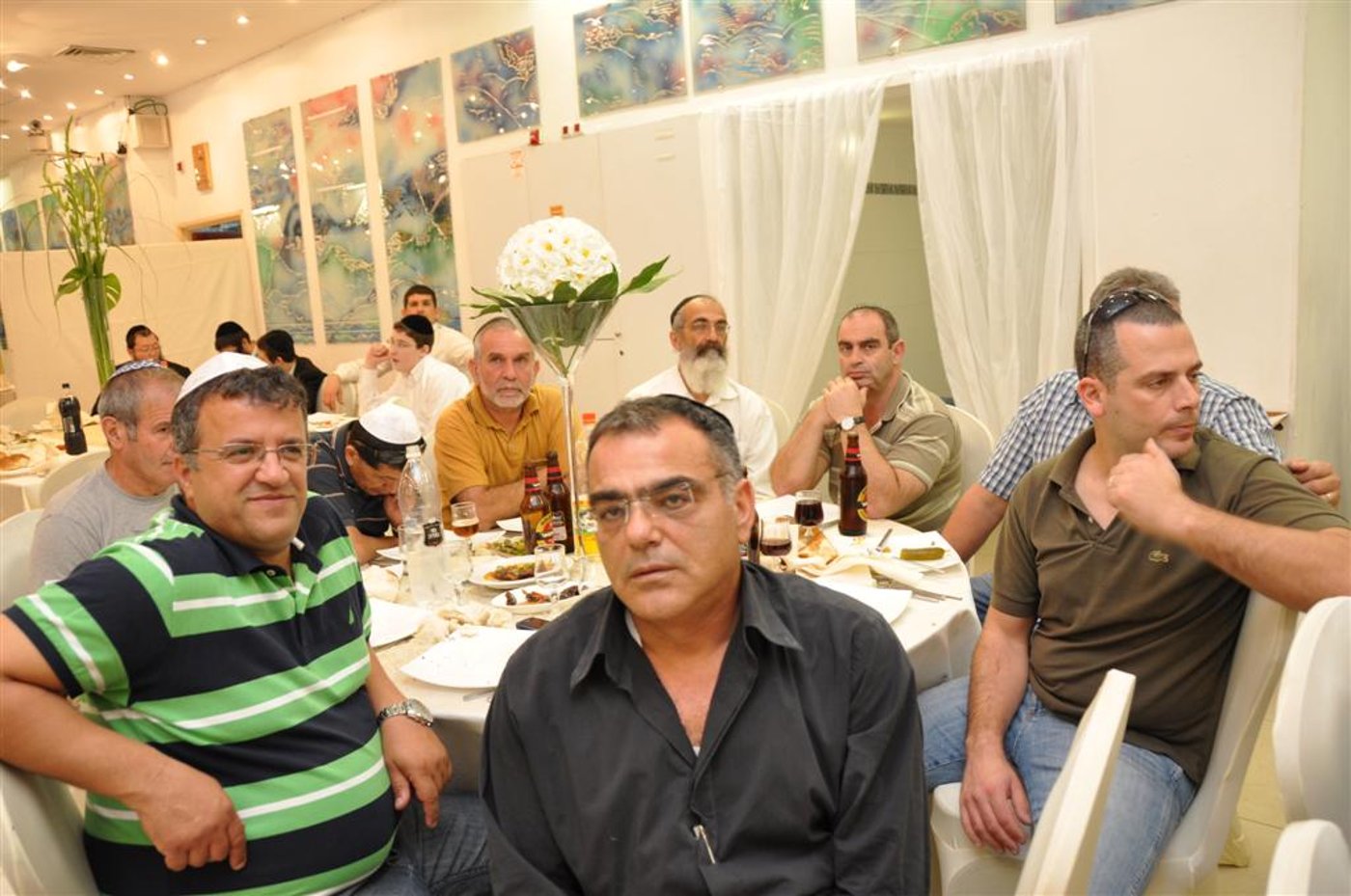 ערב פסח בבני-ברק: שוטרים ורבנים בהרמת כוסית בארגון העירייה