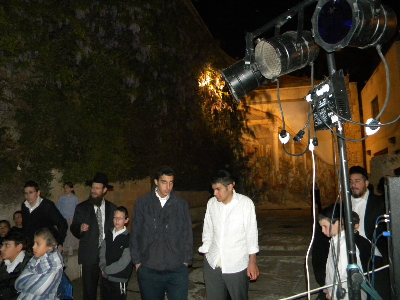 עם-ישראל מטייל ומתעד; תיק, בקבוק מים ומצלמה