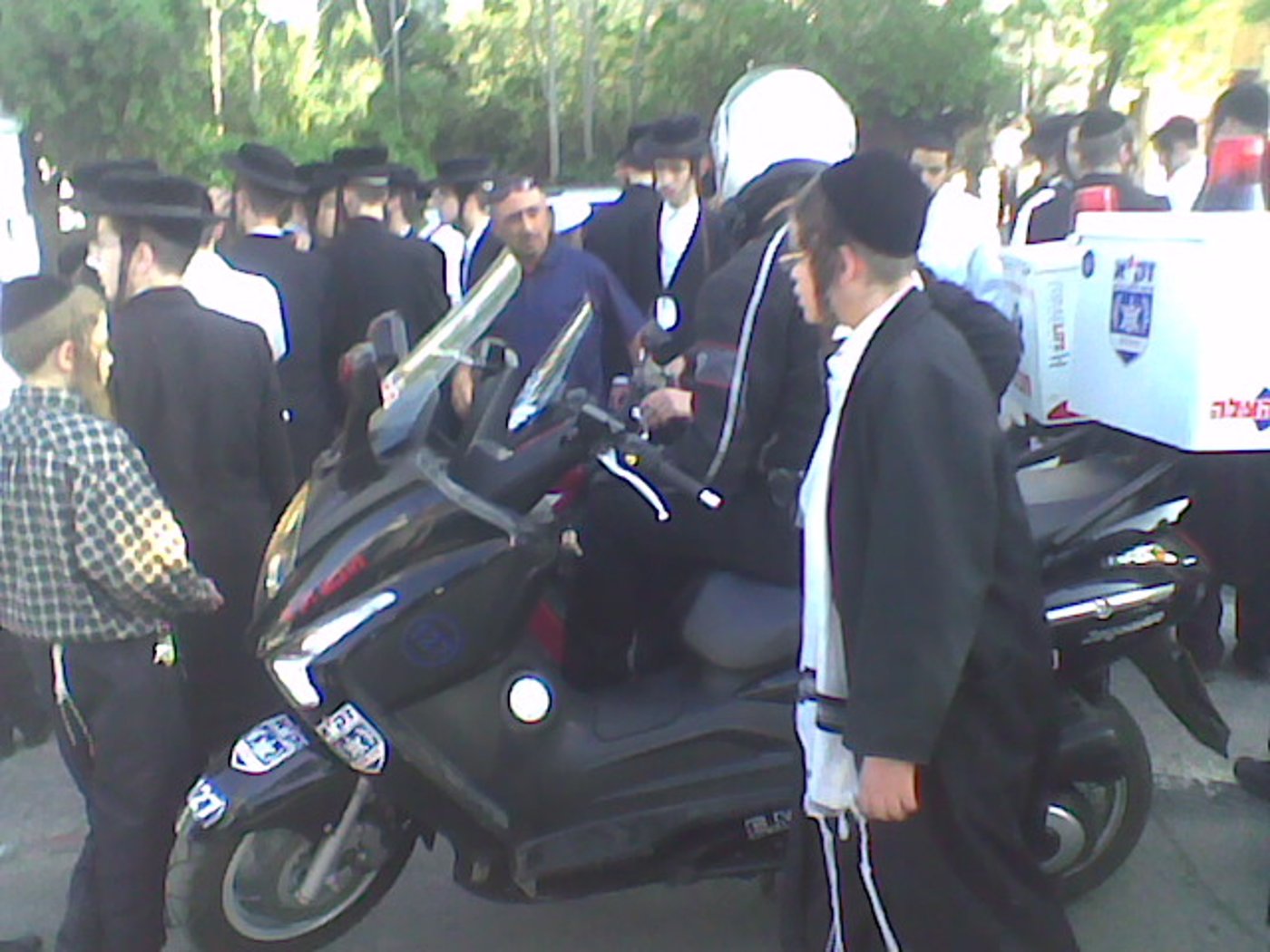 תמונות: גז מדמיע רוסס במאה שערים - לעבר קהל המתגודדים במהלך מרדף אחר אופנוע