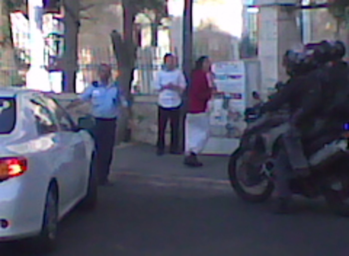 תמונות: גז מדמיע רוסס במאה שערים - לעבר קהל המתגודדים במהלך מרדף אחר אופנוע