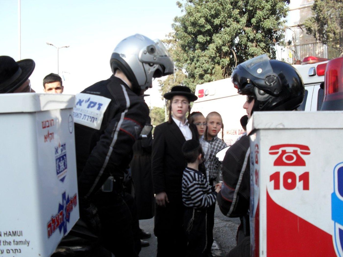 תמונות: גז מדמיע רוסס במאה שערים - לעבר קהל המתגודדים במהלך מרדף אחר אופנוע