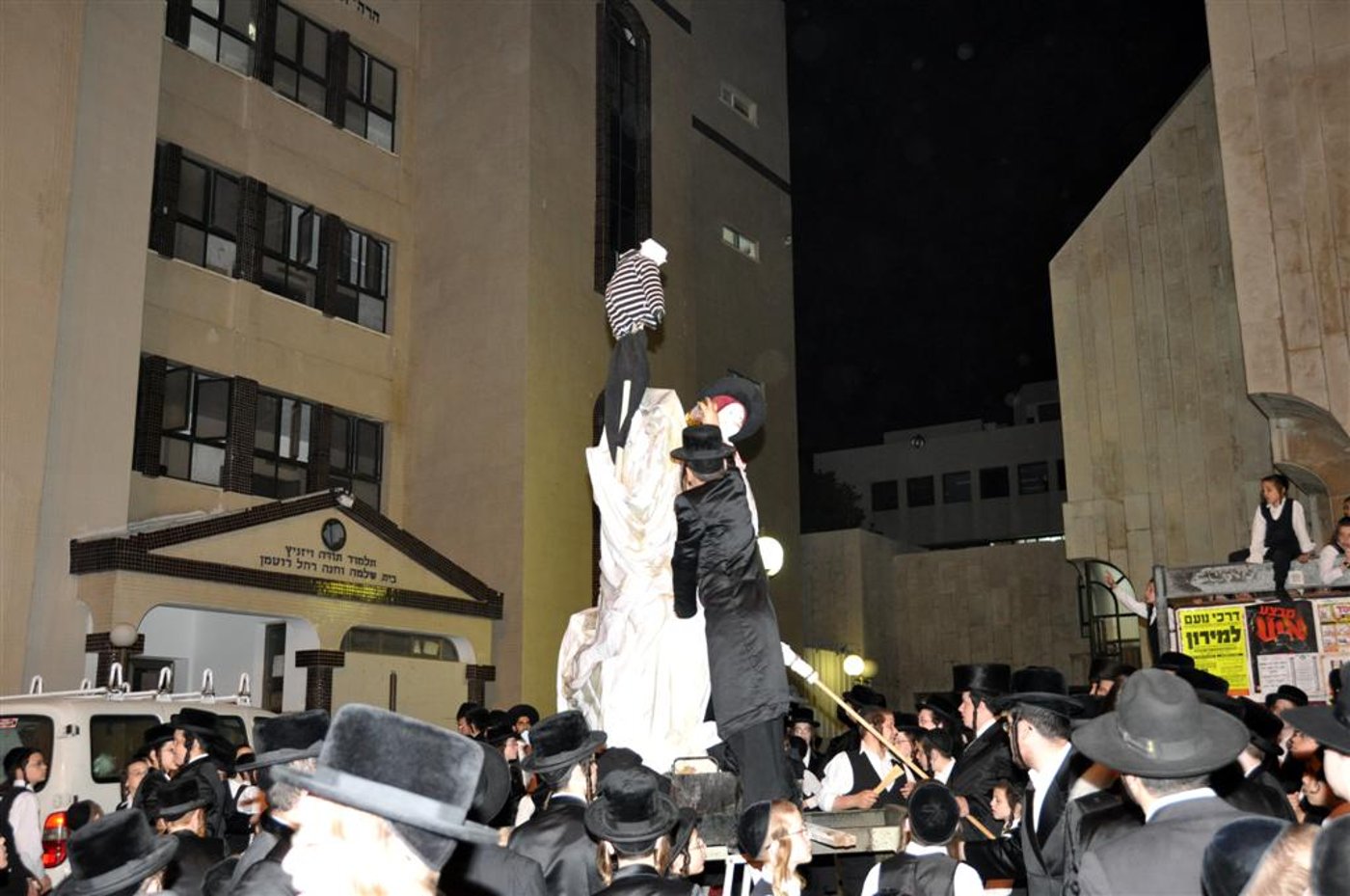 תיעוד מיוחד: מרן האדמו"ר מויזיניץ בהדלקת המדורה
