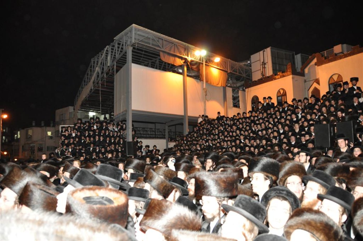 תיעוד מיוחד: מרן האדמו"ר מויזיניץ בהדלקת המדורה