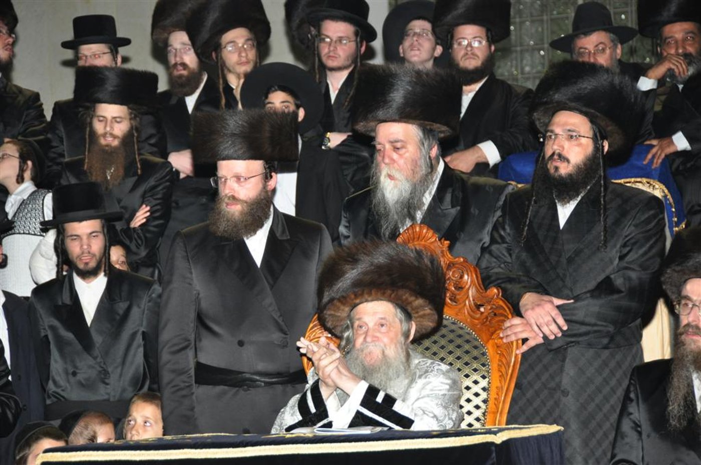 לראשונה: האדמו"ר מנדבורנא הדליק את המדורה