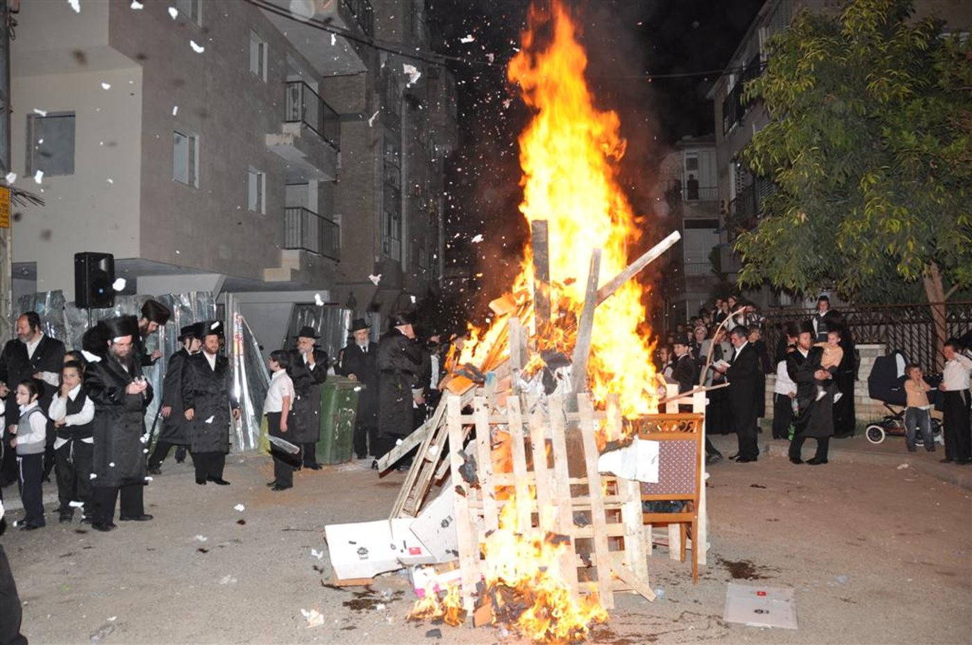 כ"ק האדמו"ר ממאקאווה בהדלקת המדורה