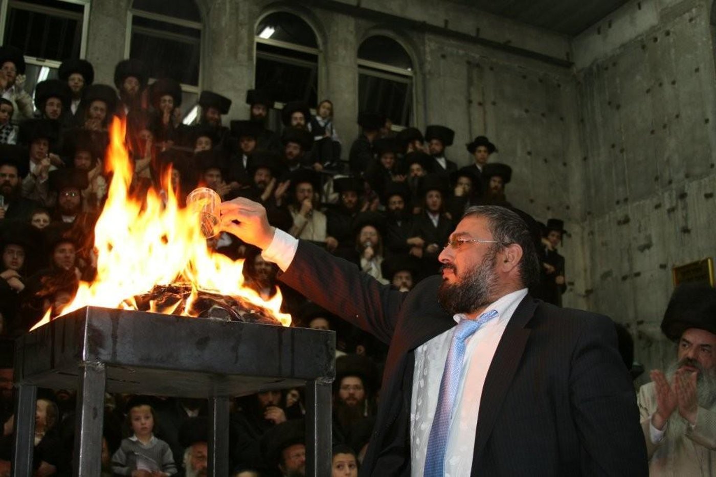 מיוחד: כ"ק האדמו"ר מלעלוב בהדלקה