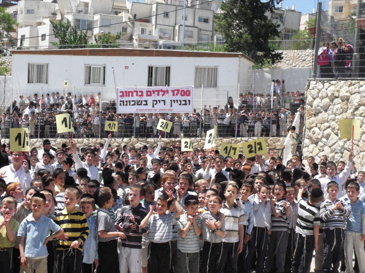 תושבי רמות הפגינו: "ניר ברקת מפקיר את החרדים"