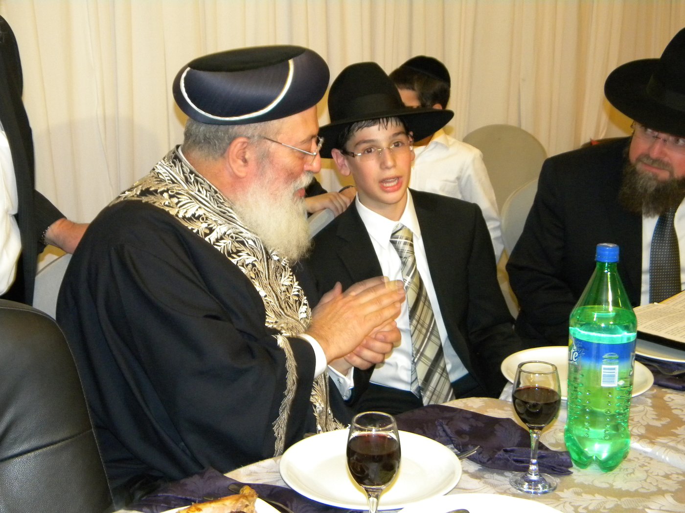 הקפאה בבירה? סיעת ש"ס חגגה בשמחת נכד הגר"ע