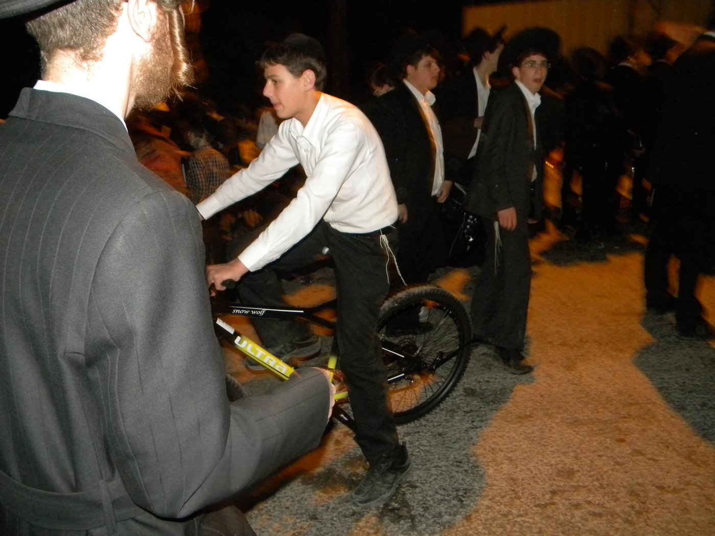 האלפים רצו להתפלל, כוח צה"ל נאבק בהם ממושכות