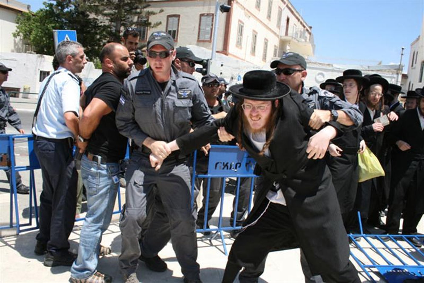 תיעוד מיוחד: כך עוצרים חרדים ביפו