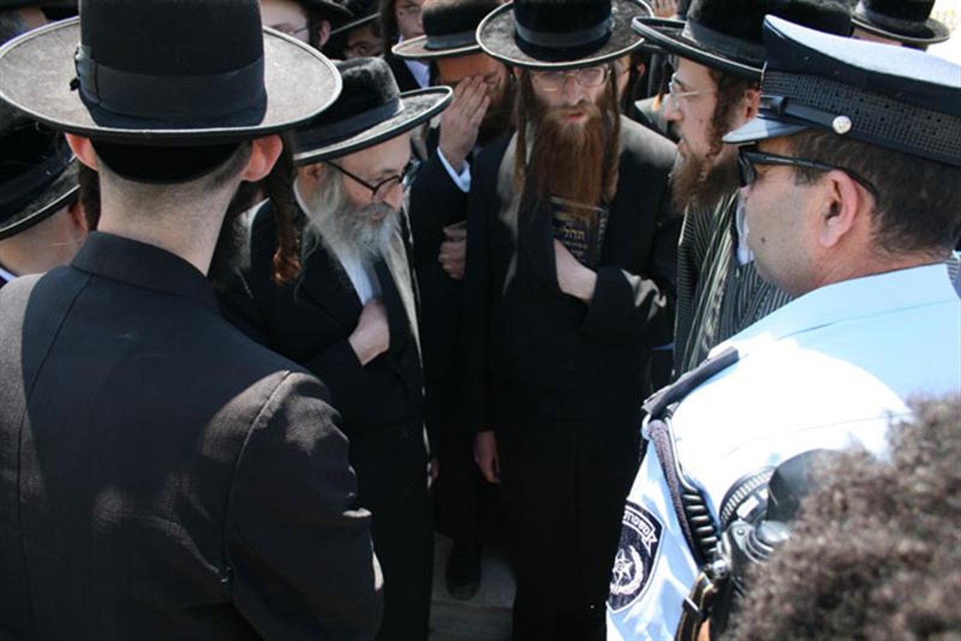 תיעוד מיוחד: כך עוצרים חרדים ביפו