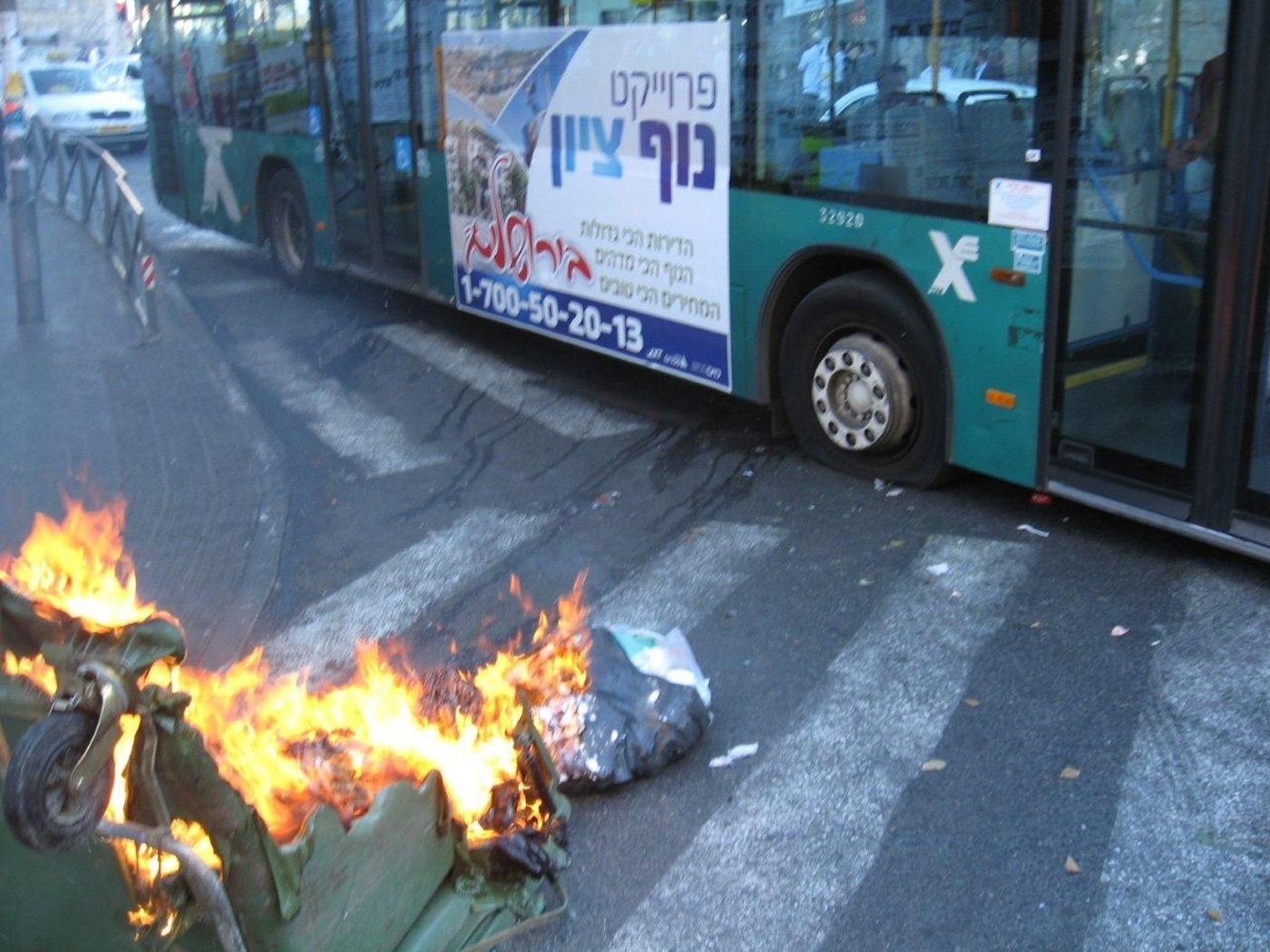 התשובה לעצורים: הפגנה בוערת בי-ם. צפו בתמונות