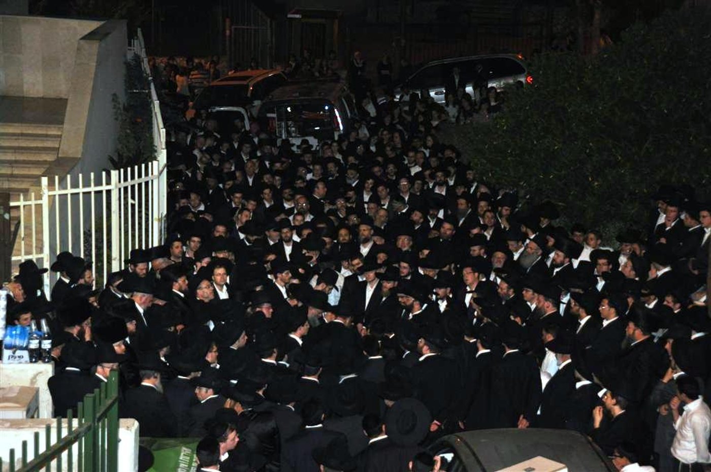 הספדים בכניסה לבית הכנסת 'שלייכער'