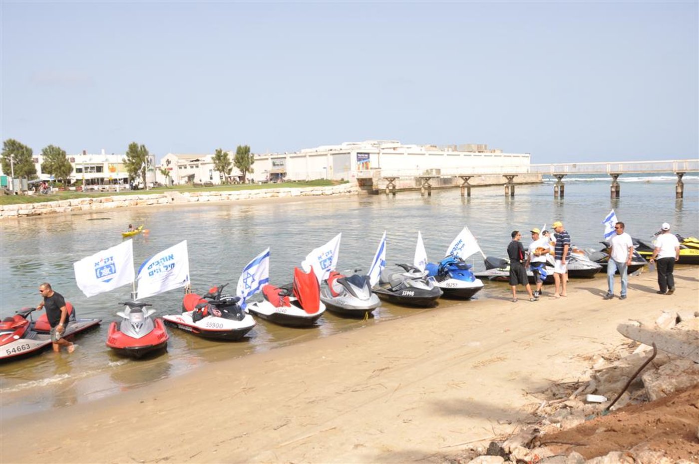 צפו: יחידת הצוללנים של זק"א במפגן תמיכה רטוב בחיילי השייטת