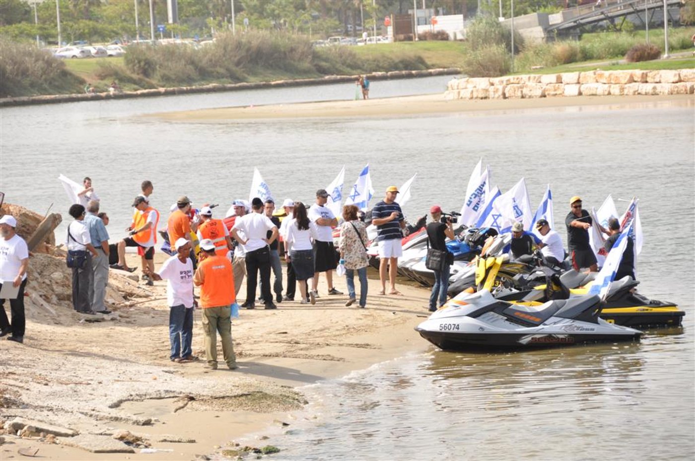 צפו: יחידת הצוללנים של זק"א במפגן תמיכה רטוב בחיילי השייטת