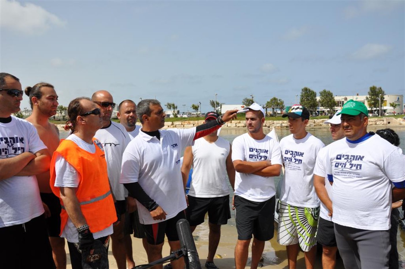 צפו: יחידת הצוללנים של זק"א במפגן תמיכה רטוב בחיילי השייטת