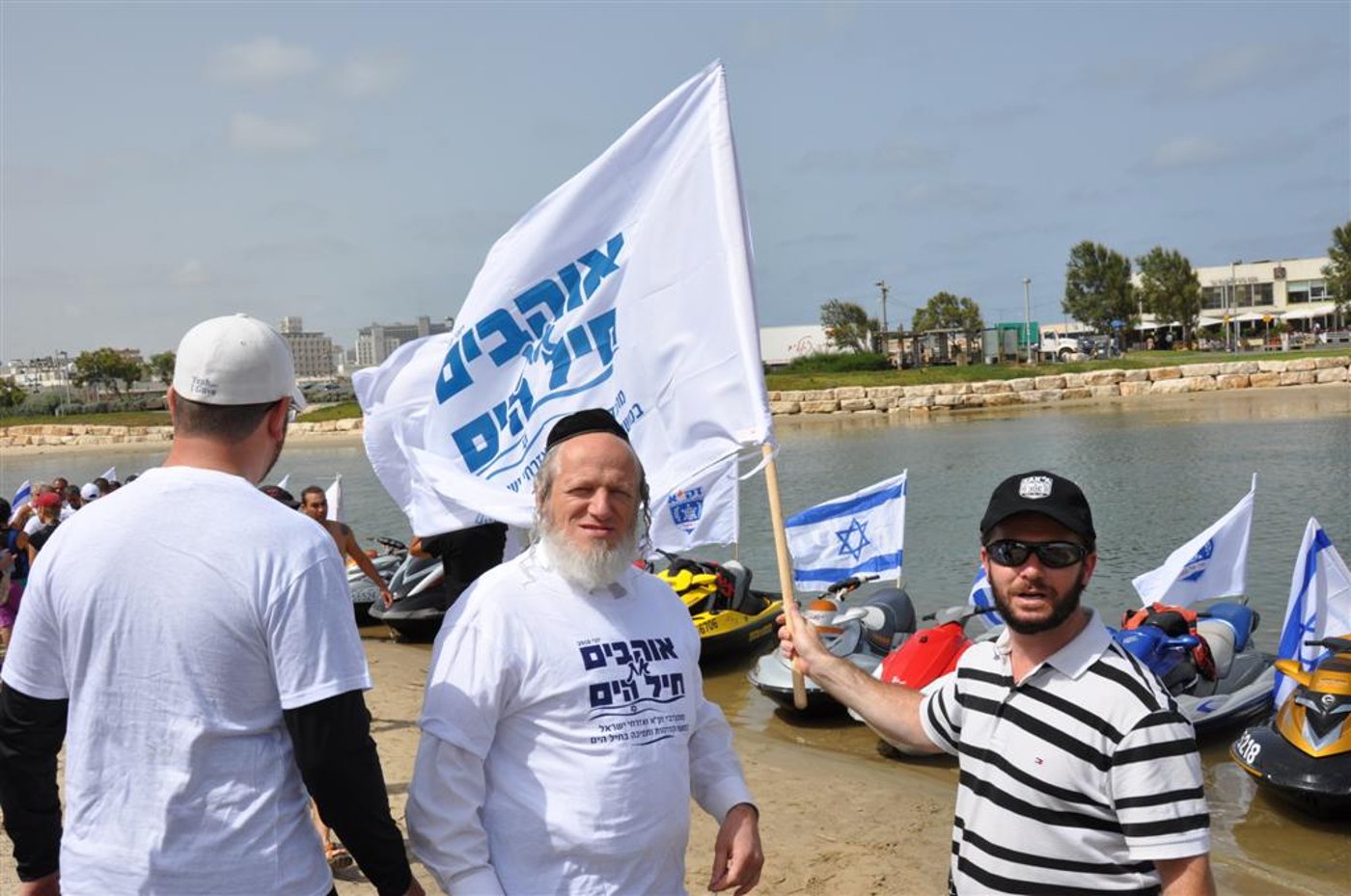 צפו: יחידת הצוללנים של זק"א במפגן תמיכה רטוב בחיילי השייטת