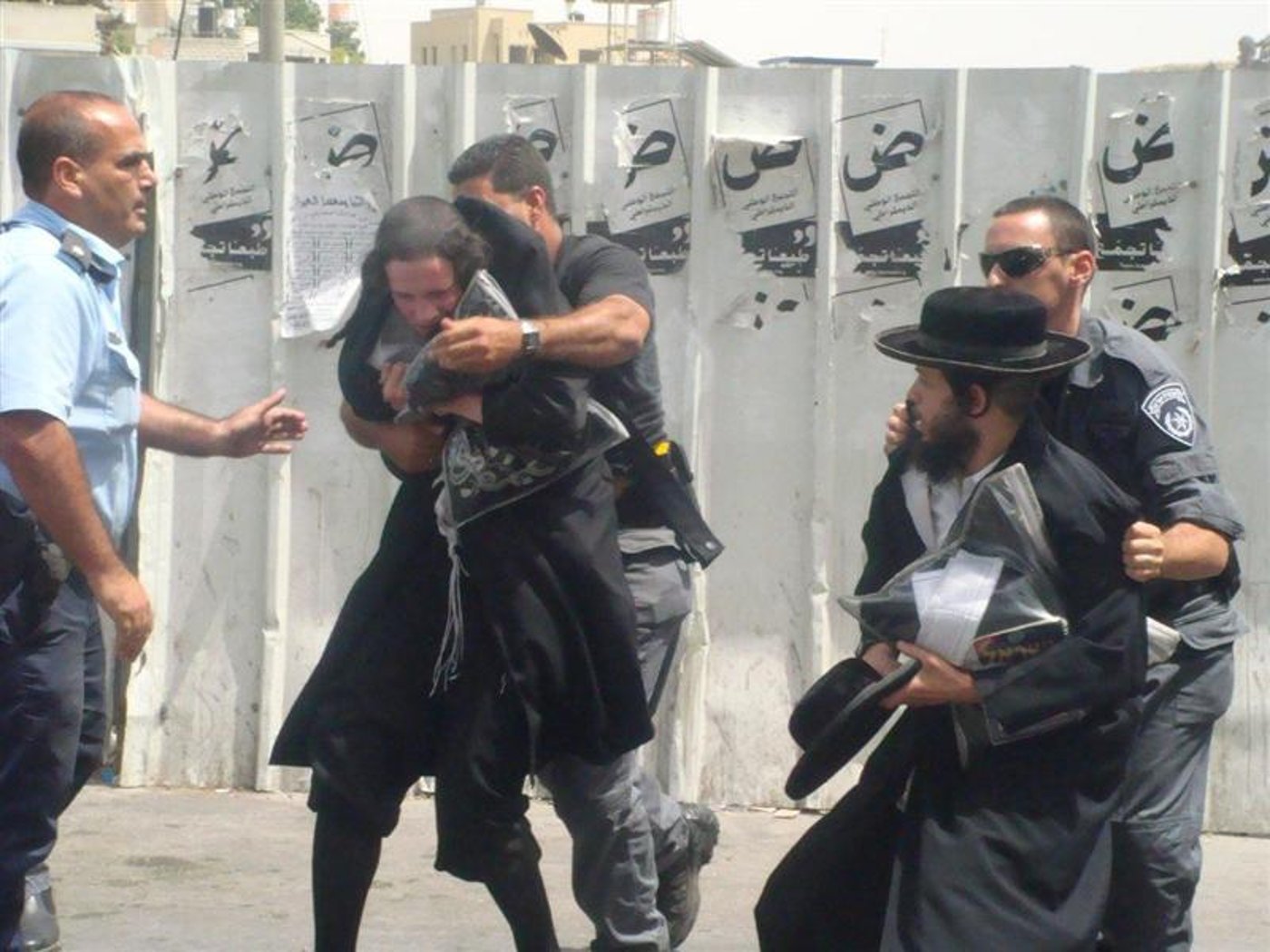 הגיעו להפגין על עצמות וחזרו עם עצמות שבורות