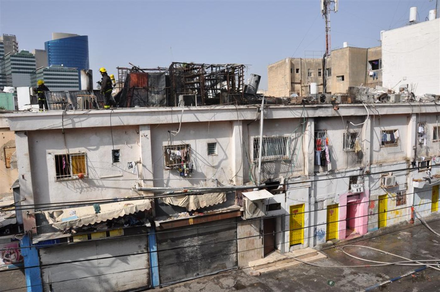 תל-אביב: שריפת ענק פרצה בבניין, הלכודים נמלטו